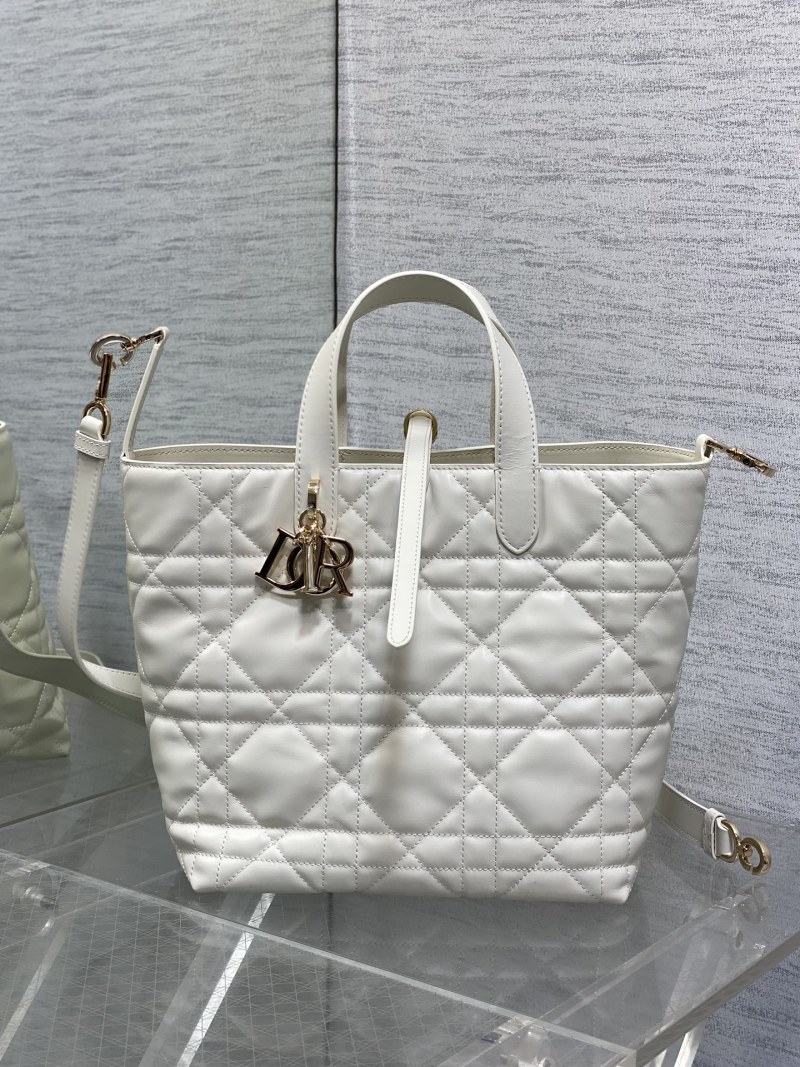 Сумка Dior белого цвета с декором