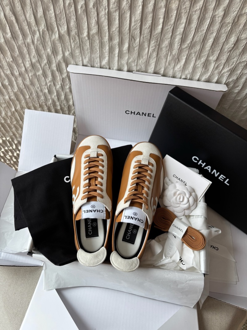 Женские кроссовки с логотипом Chanel