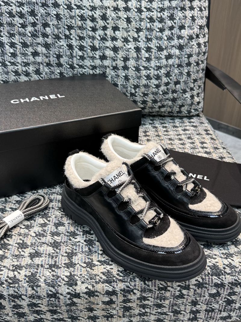 Женские черные кроссовки с меховой отделкой Chanel