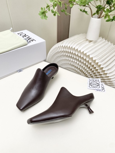 Женские кожаные шлепанцы Loewe