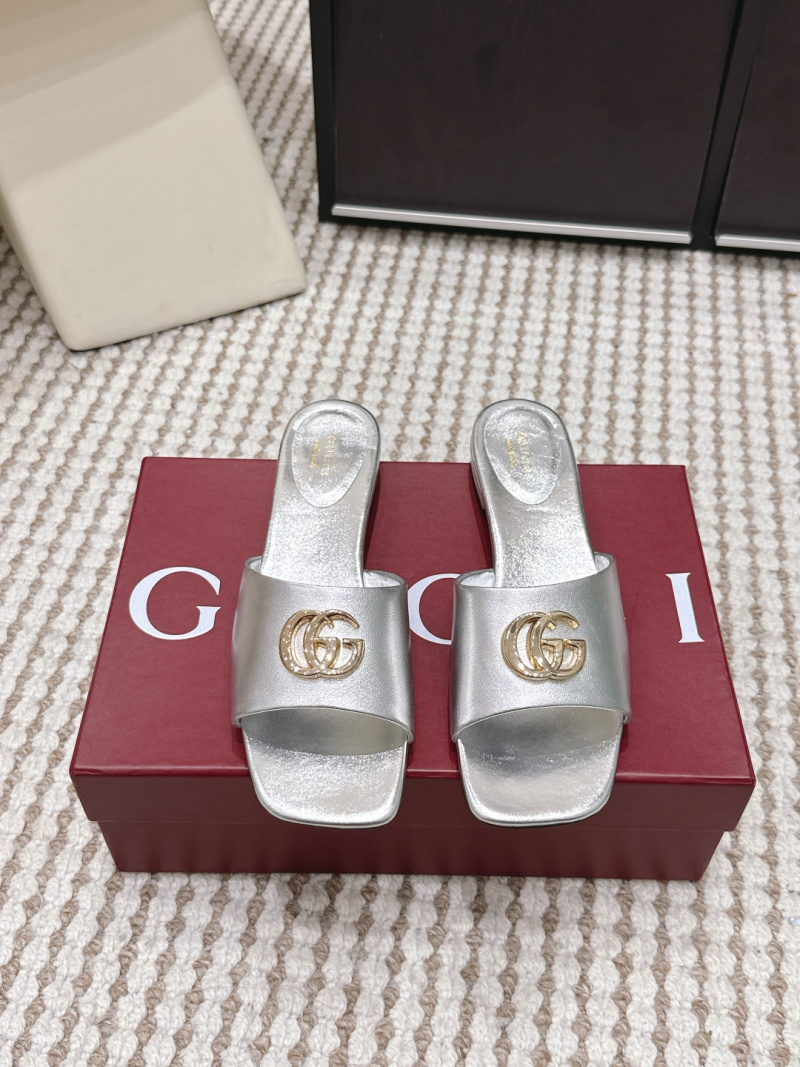 Женские босоножки с металлическим логотипом GG Gucci