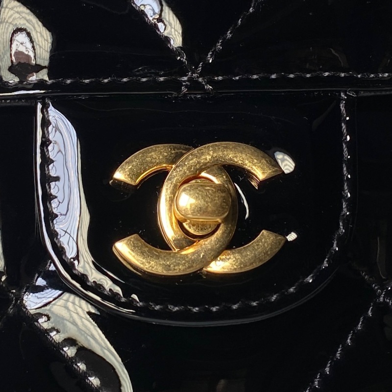 Черная лакированная сумка с двойным C логотипом Chanel