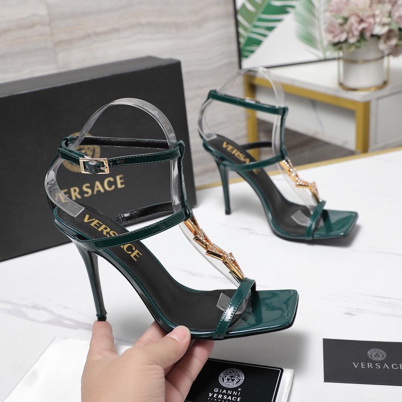 Женские лаковые босоножки Versace с прозрачными ремешками и золотистым декором