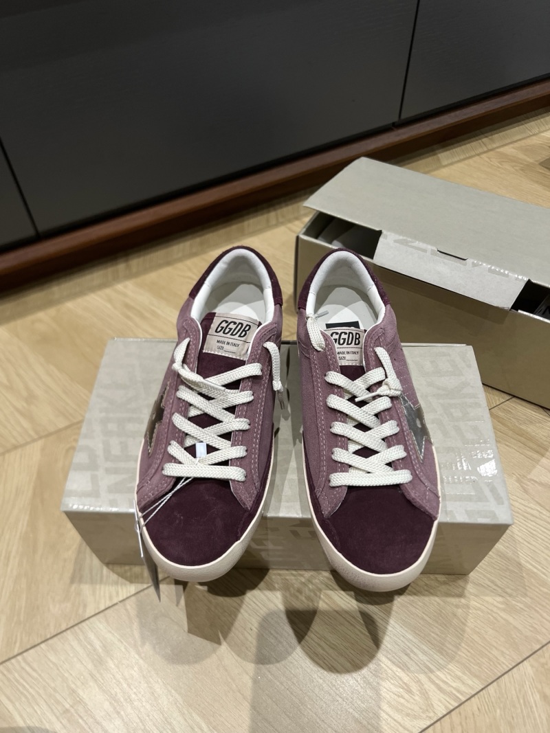 Кроссовки женские из замши с декоративной звездой Golden Goose