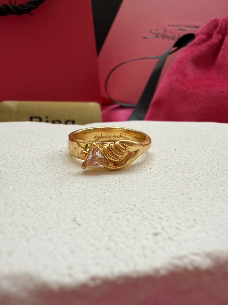 Золотистое кольцо с кристаллом Schiaparelli