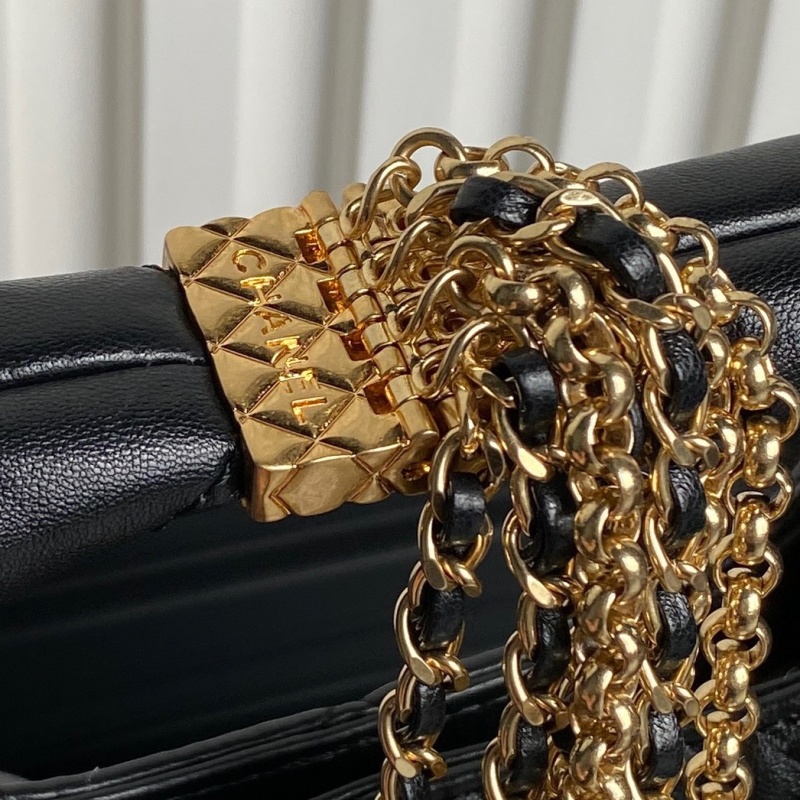 Черная сумка через плечо с цепочкой и тиснением Chanel