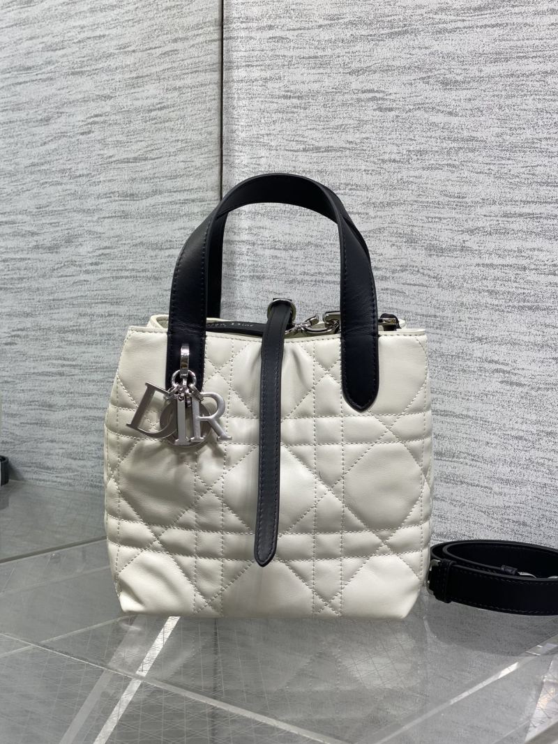 Сумка Dior с квилтингом и логотипом