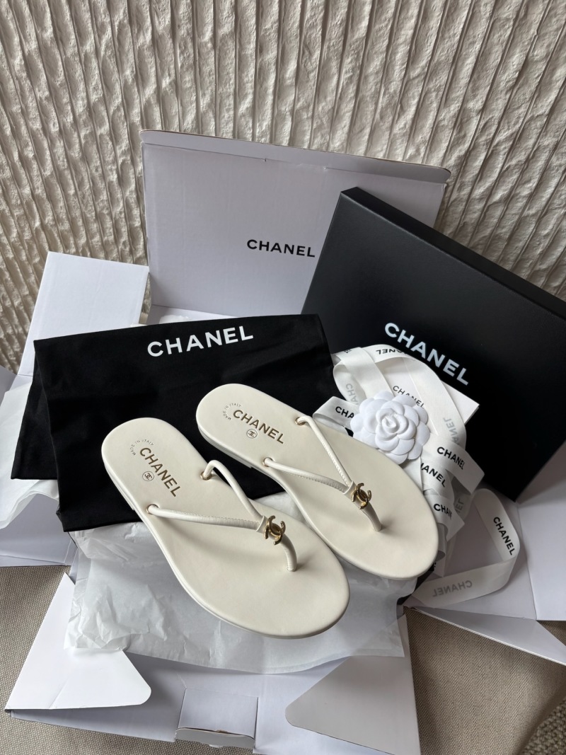 Шлепанцы Chanel из натуральной кожи белого цвета