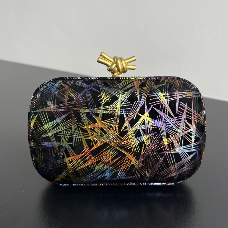 Вечерняя сумка Bottega Veneta с радужным принтом и золотой фурнитурой