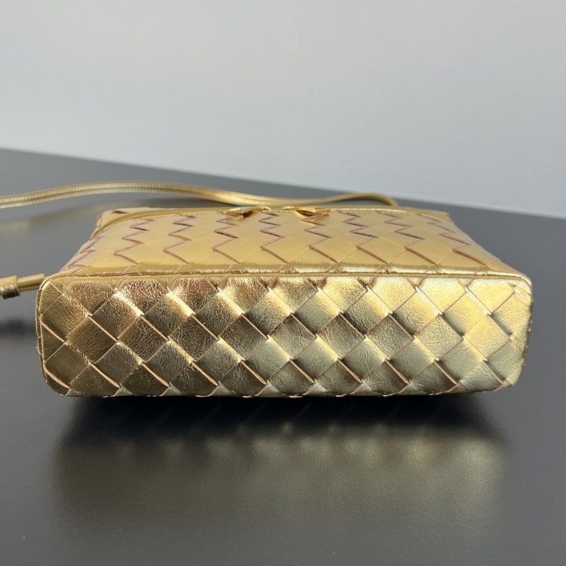 Золотая косметичка Bottega Veneta плетение Intrecciato