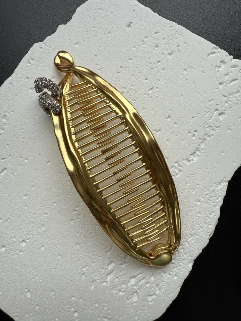 Брошь в виде золотой раковины с кристаллами Schiaparelli