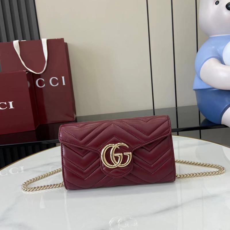 Красный клатч Gucci с цепочкой