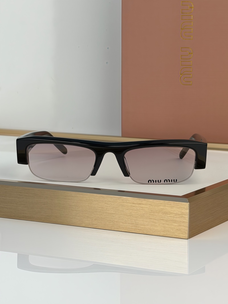 Солнцезащитные очки Miu Miu MU B07