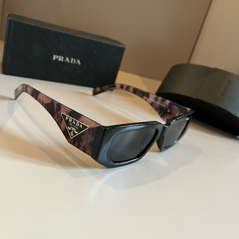 Солнцезащитные очки Prada