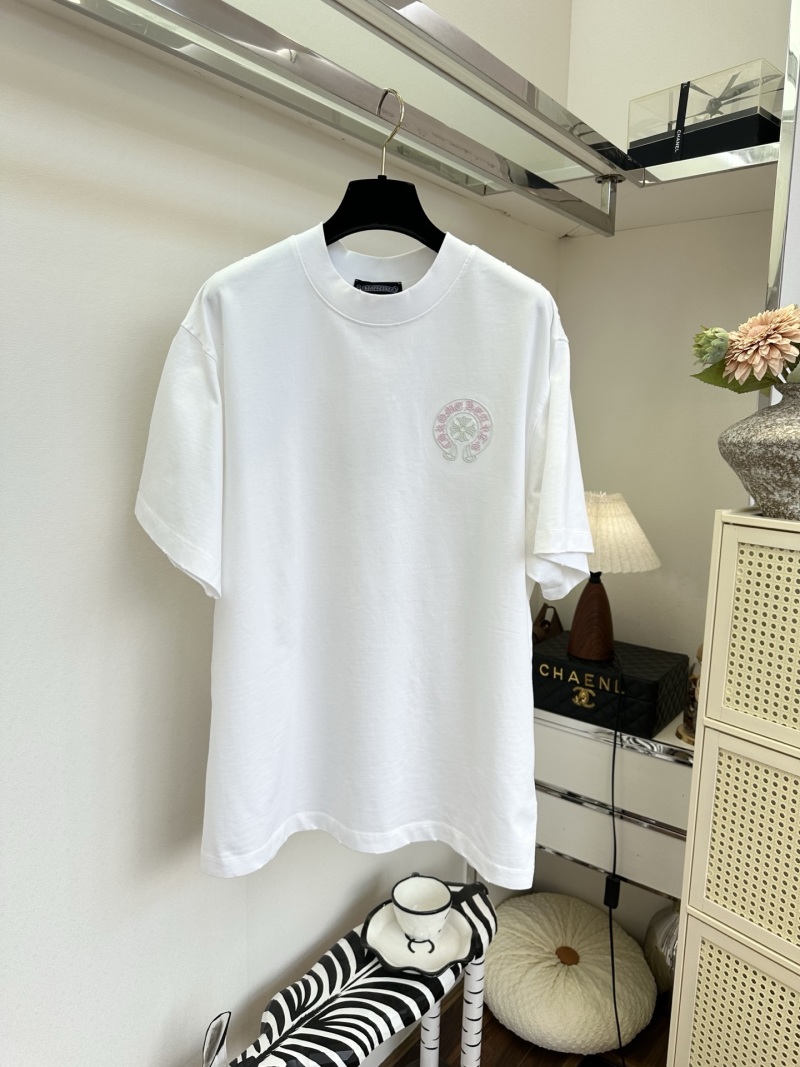 Белая футболка с вышивкой на груди Chrome Hearts
