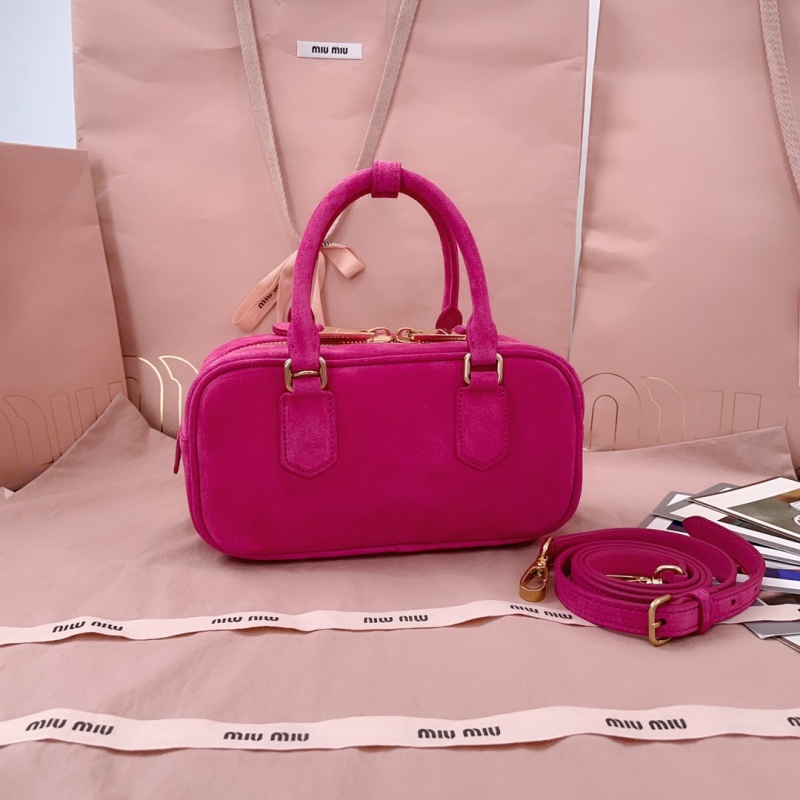 Розовая сумка Miu Miu из замши
