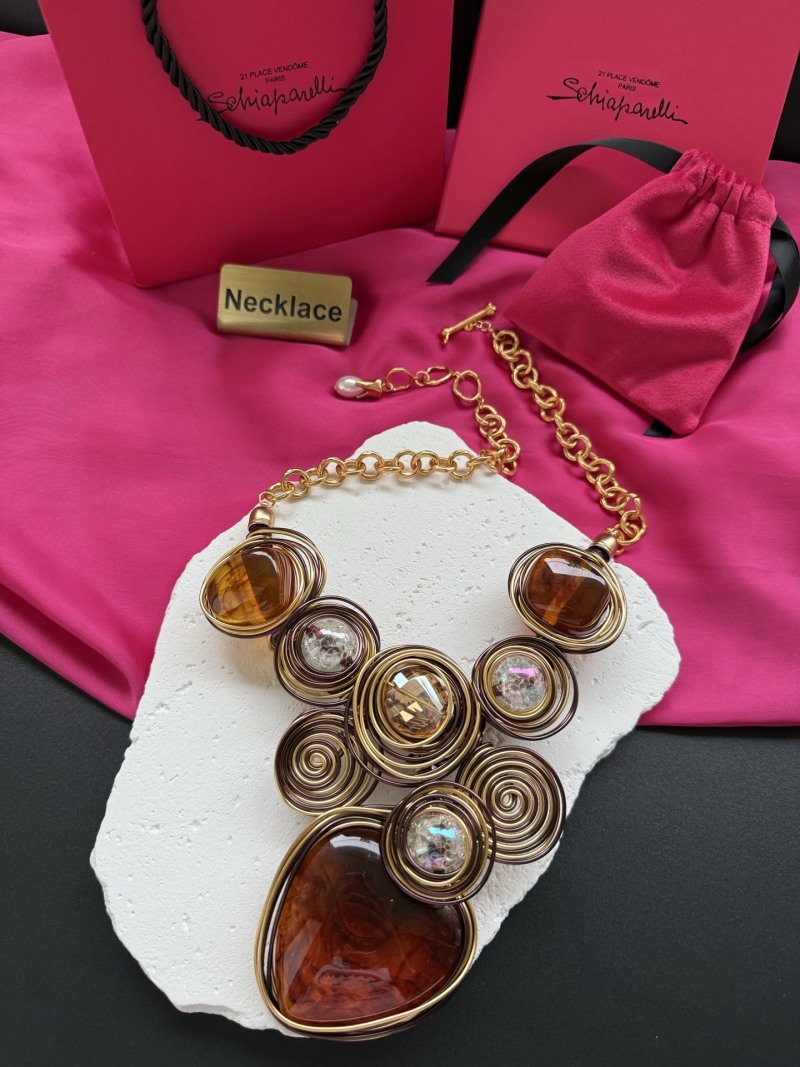 Колье с камнями и золотистыми элементами Schiaparelli