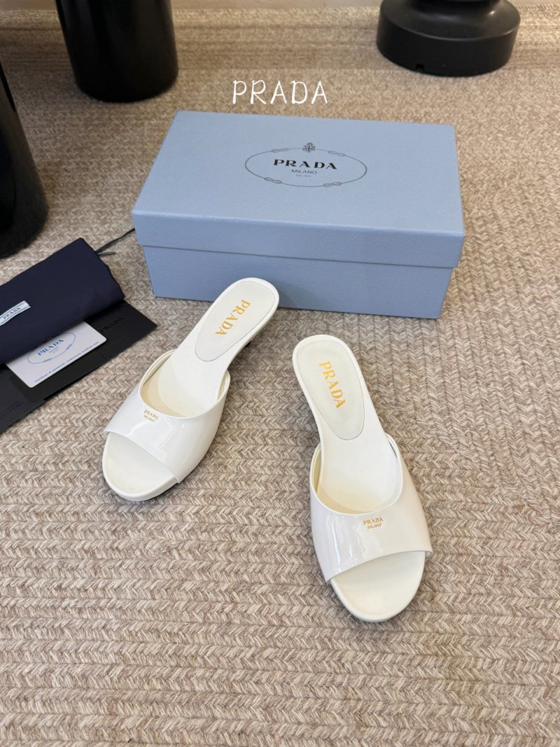 Женские белые лаковые мюли с заклепкой на лямке Prada
