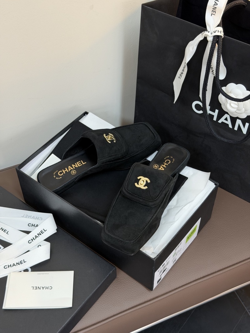 Женские черные мюли Chanel с золотым декором