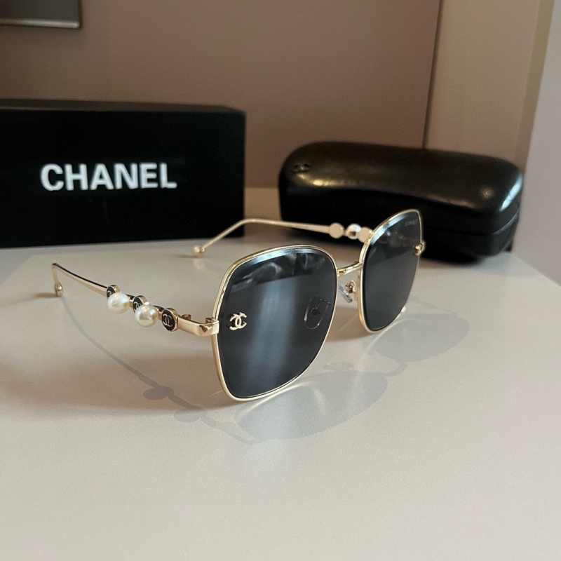 Солнцезащитные очки Chanel с жемчужными элементами на дужках