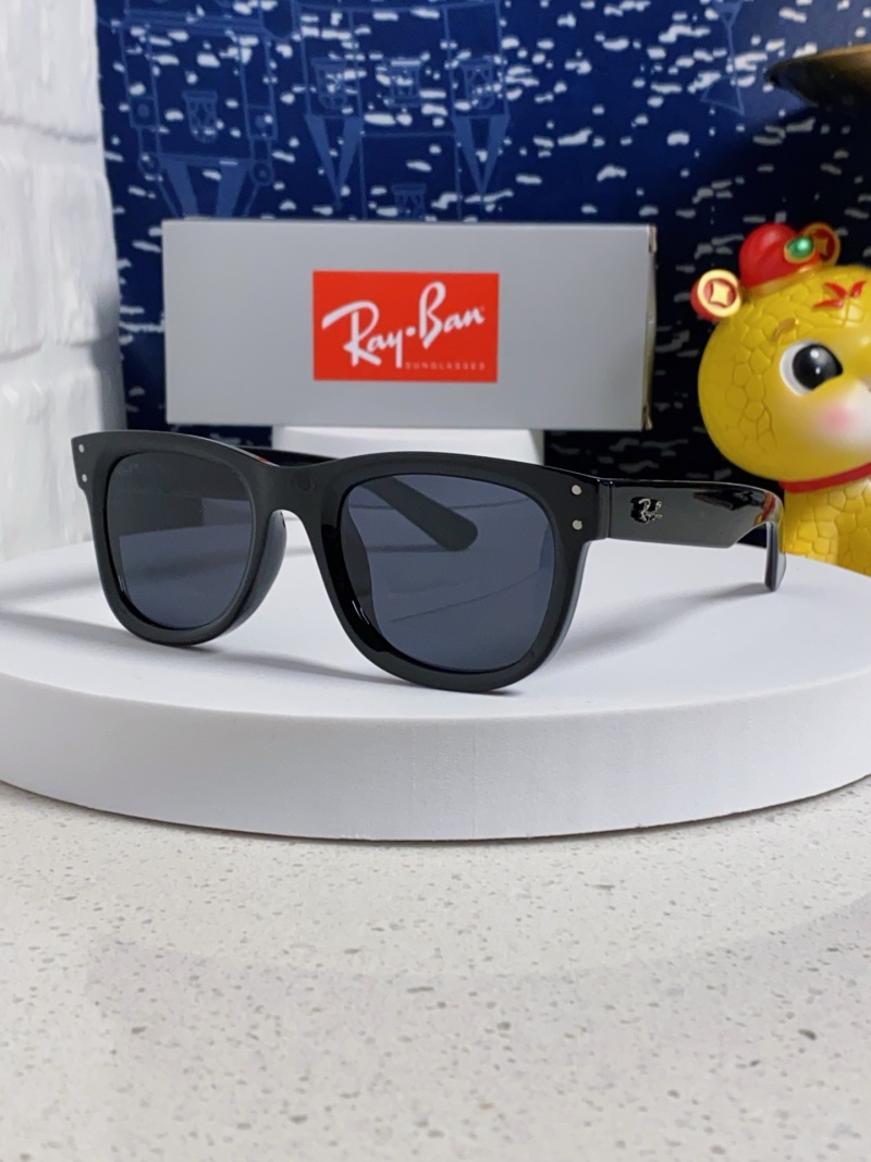 Солнцезащитные очки Ray-Ban классической формы