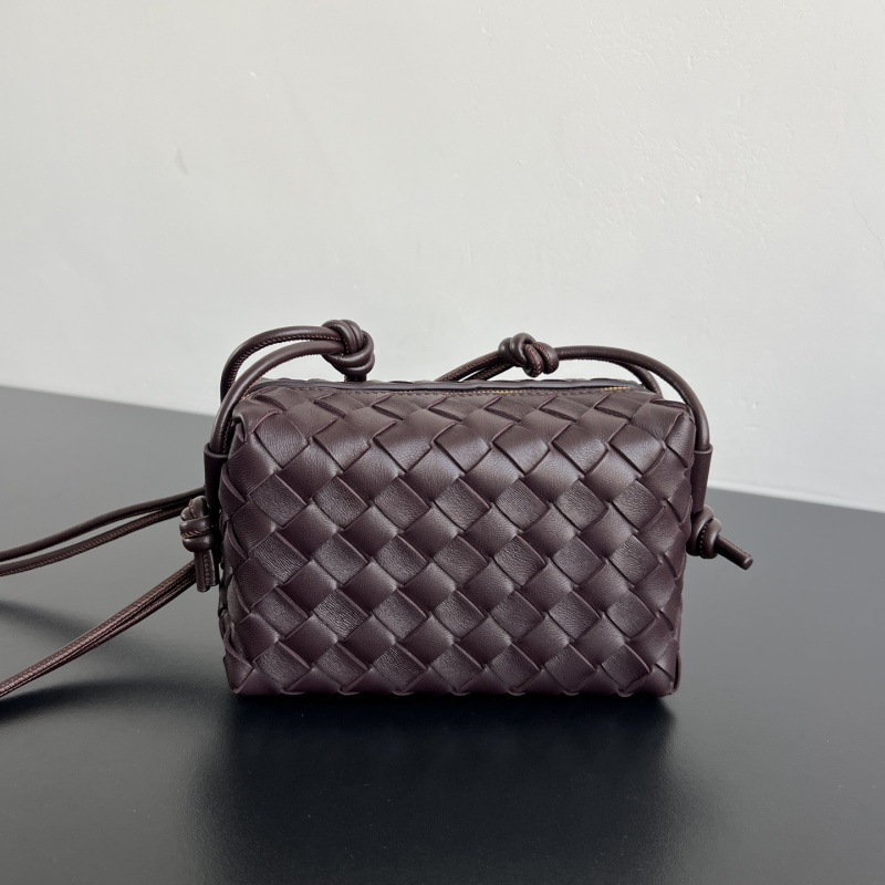 Сумка Bottega Veneta из тисненой кожи с плетением