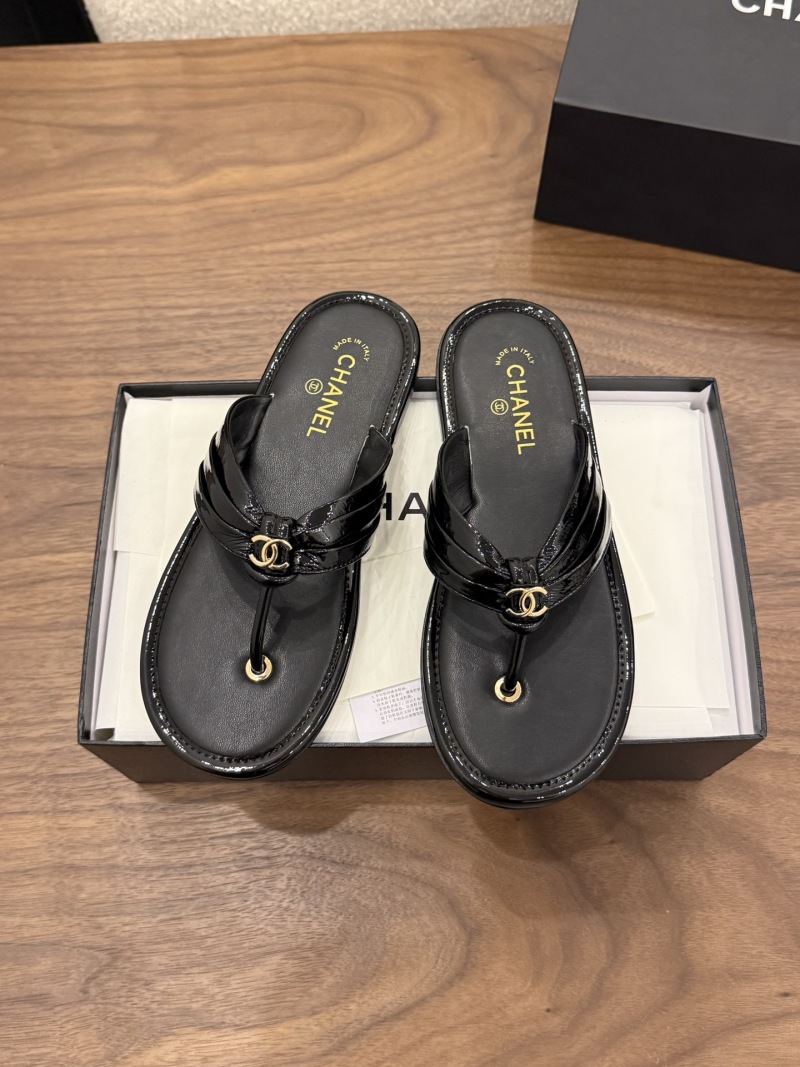 Черные шлёпанцы из лакированной кожи Chanel