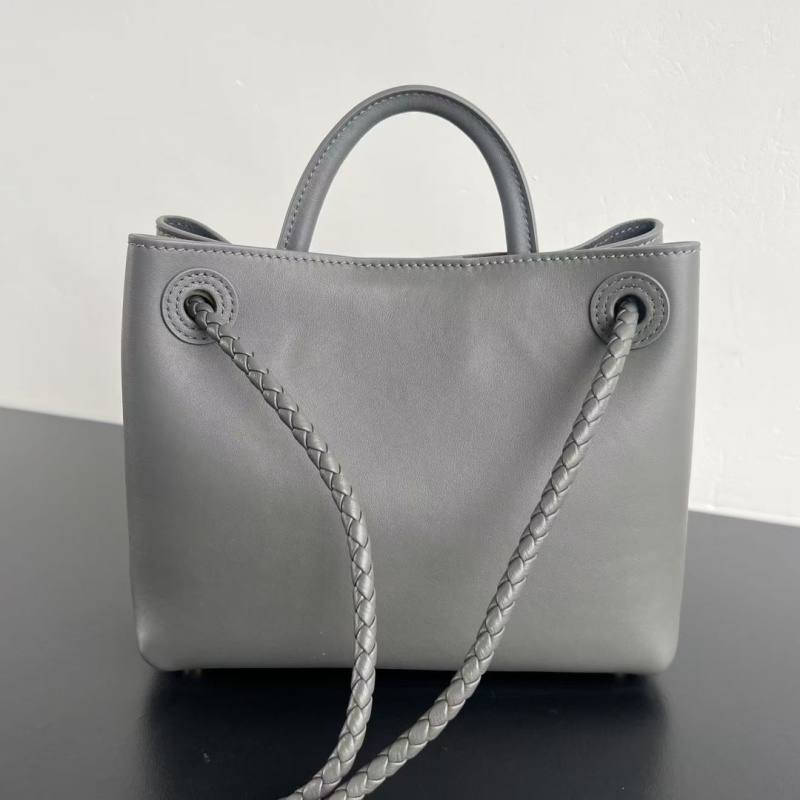 Сумка Bottega Veneta Andiamo с плетеным ремешком