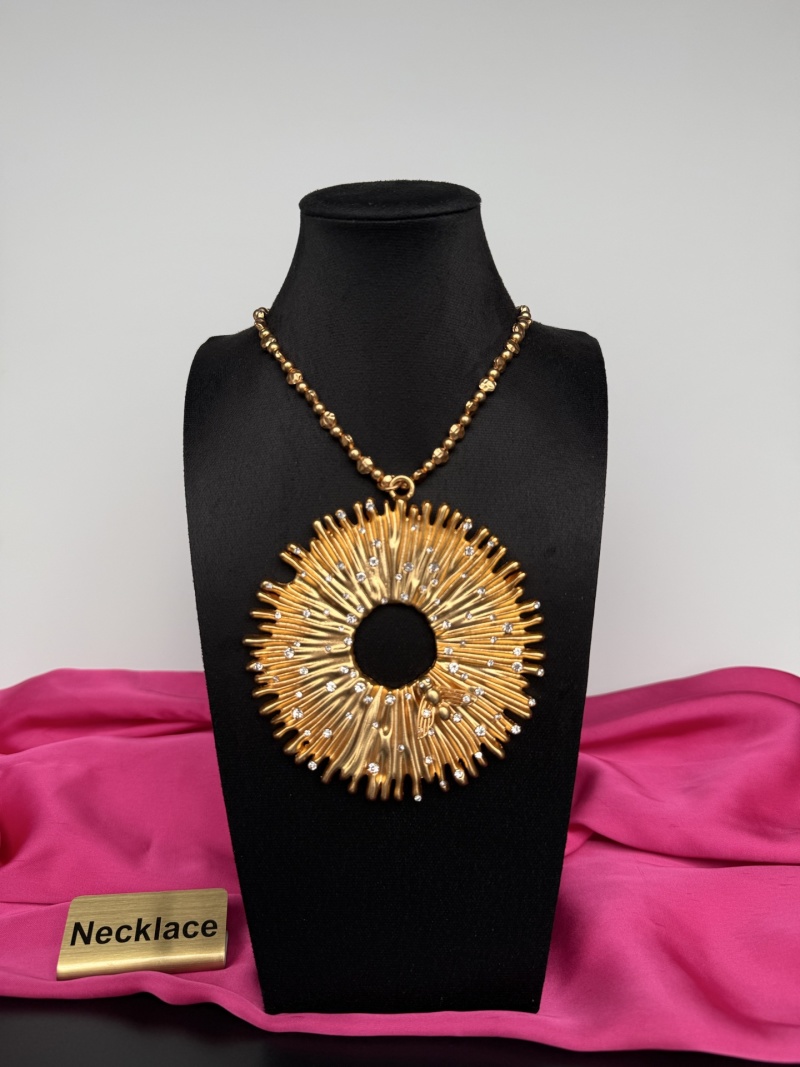 Золотистое колье с декоративными элементами Schiaparelli