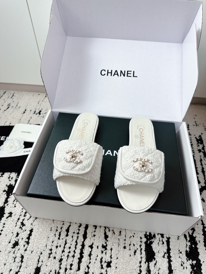 Женские тапочки белого цвета с декоративной застёжкой Chanel