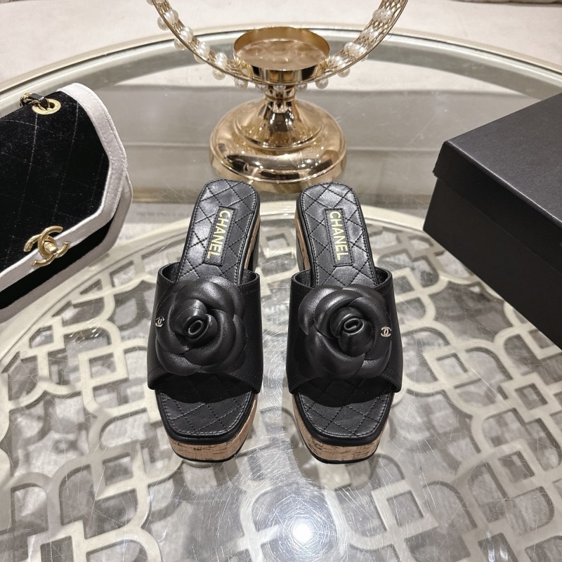 Черные сандалии с камелией на платформе Chanel