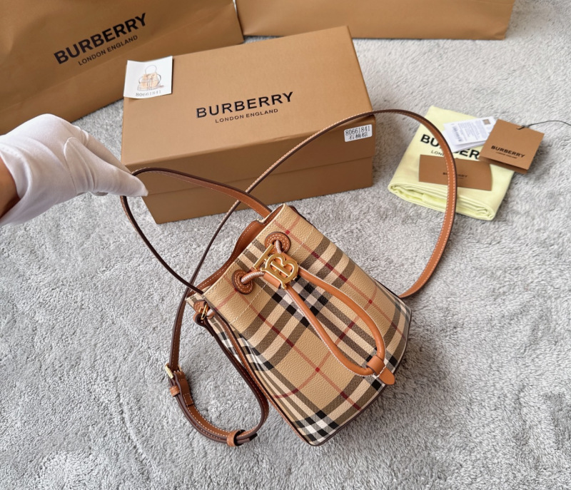 Сумка-ведро Burberry в классическую клетку
