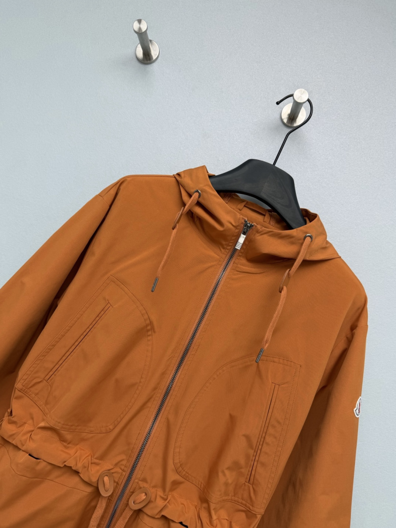 Куртка Moncler с капюшоном и поясом