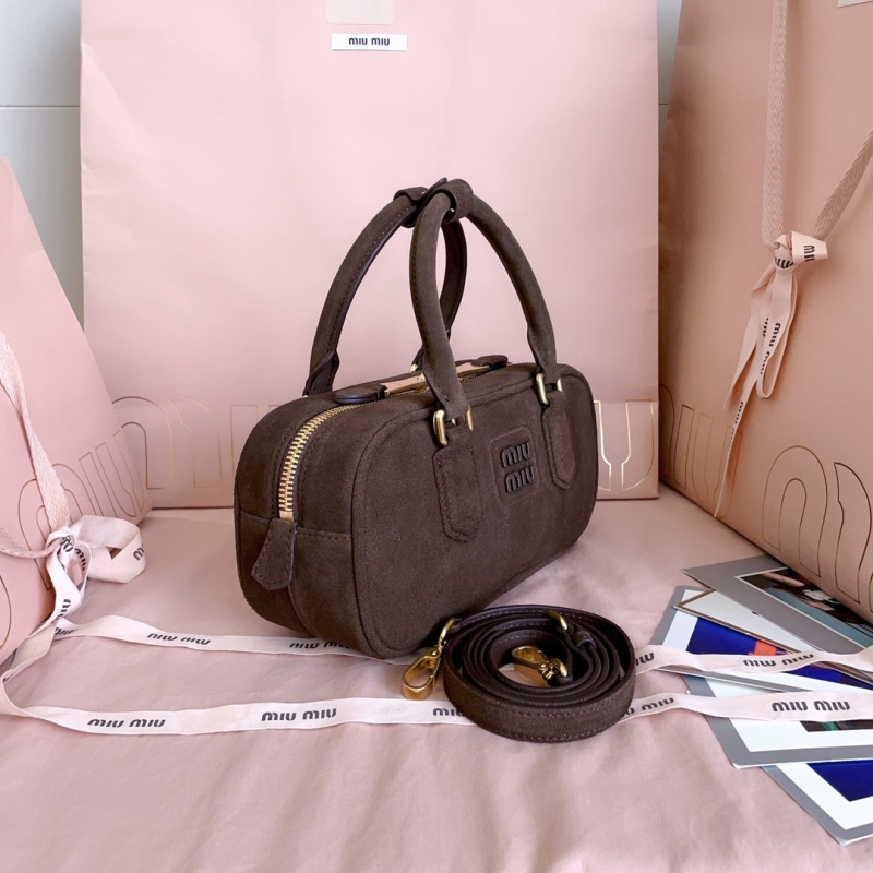 Мини-сумка Miu Miu из замши в стиле боулинг