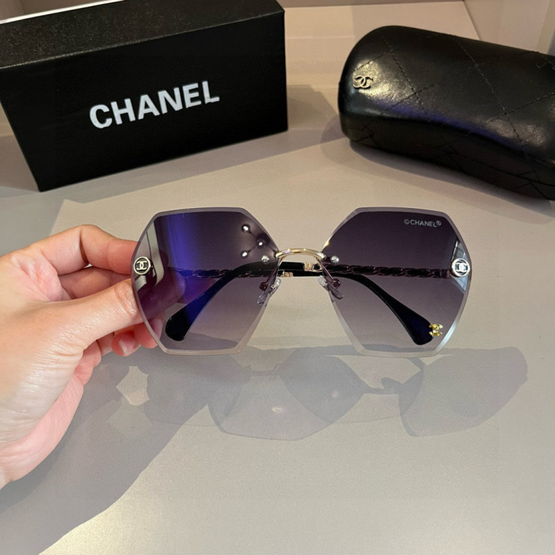 Солнцезащитные очки в стиле Chanel, черные с золотым декором