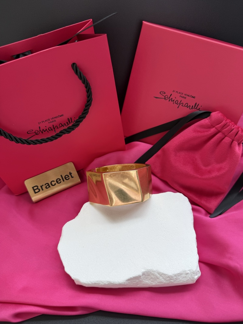 Золотистый браслет Schiaparelli