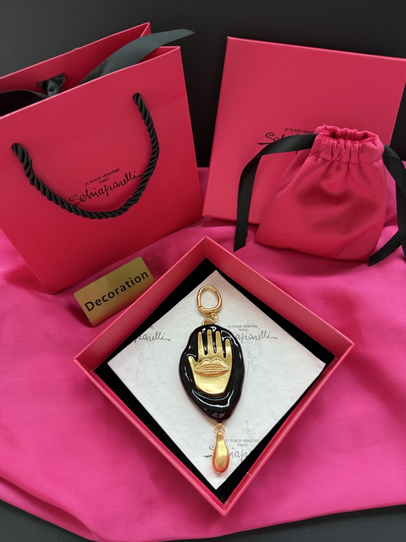 Подвеска Schiaparelli с изображением руки