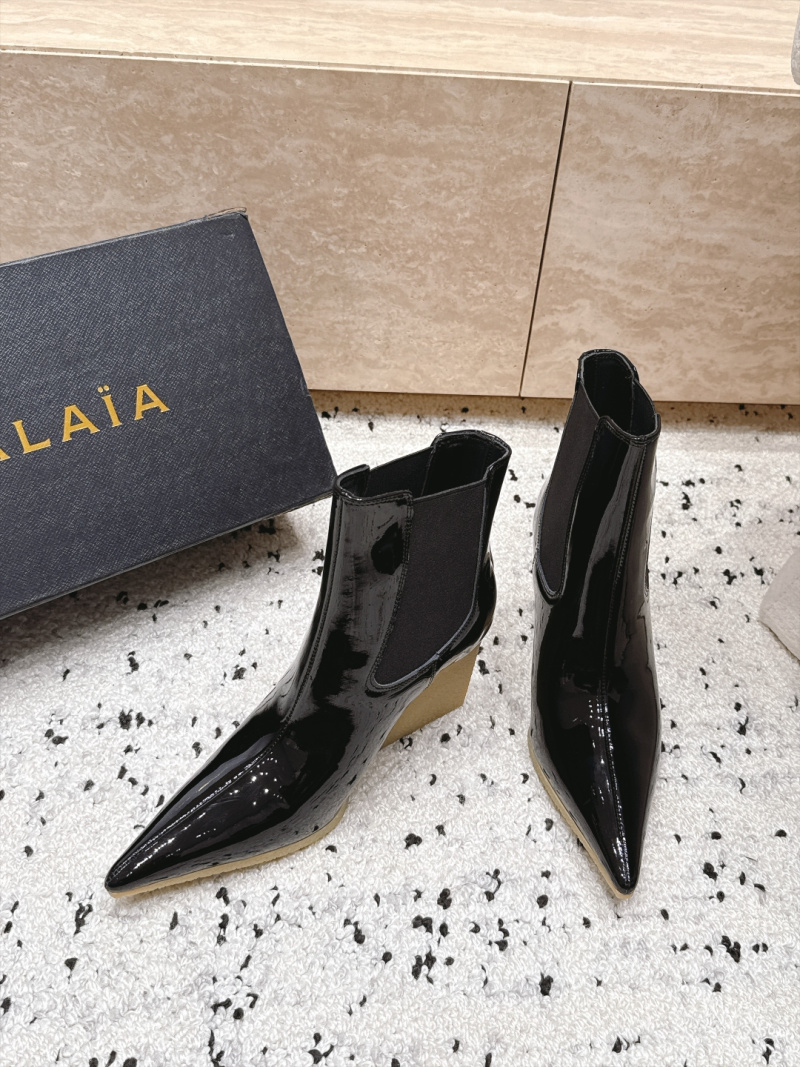 Женские ботильоны Alaïa с острым носком и танкеткой черного цвета