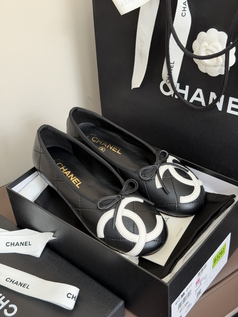 Черные туфли Chanel с вышивкой и бантом