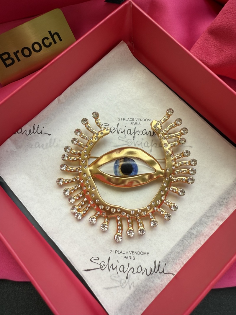 Брошь Schiaparelli в виде глаза