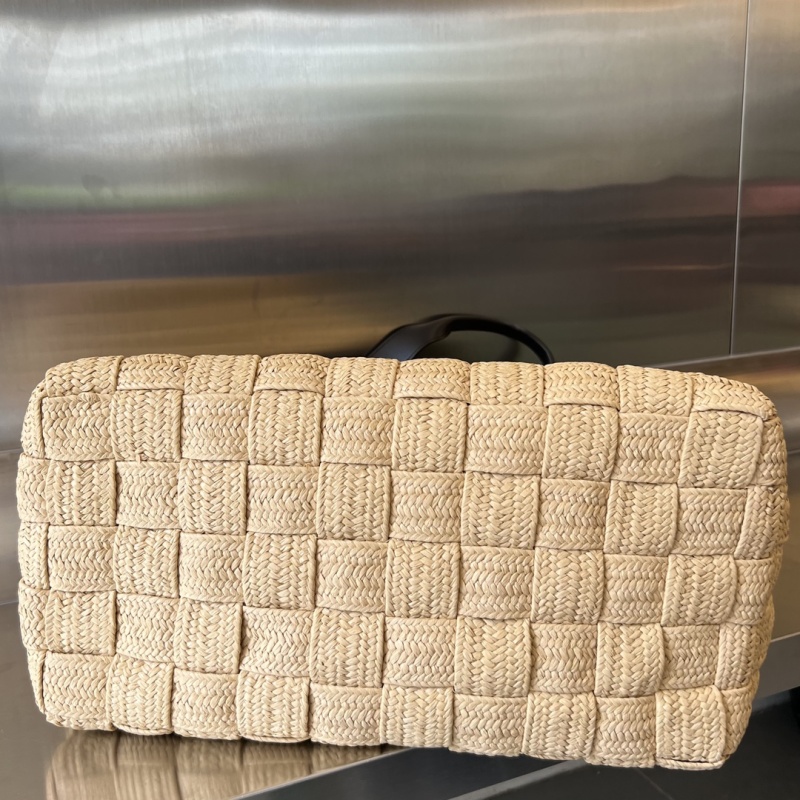 Летняя плетеная сумка Bottega Veneta