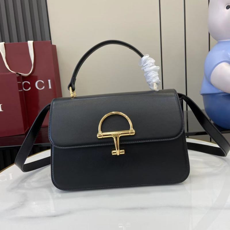 Женская сумка Gucci с золотой фурнитурой
