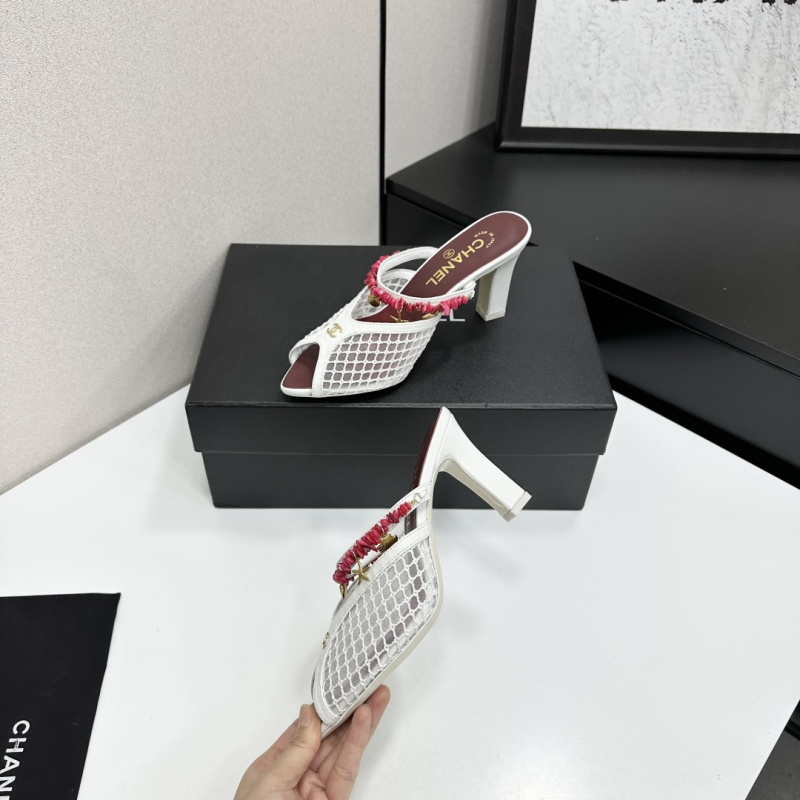 Женские белые сабо на каблуке с красными вставками Chanel