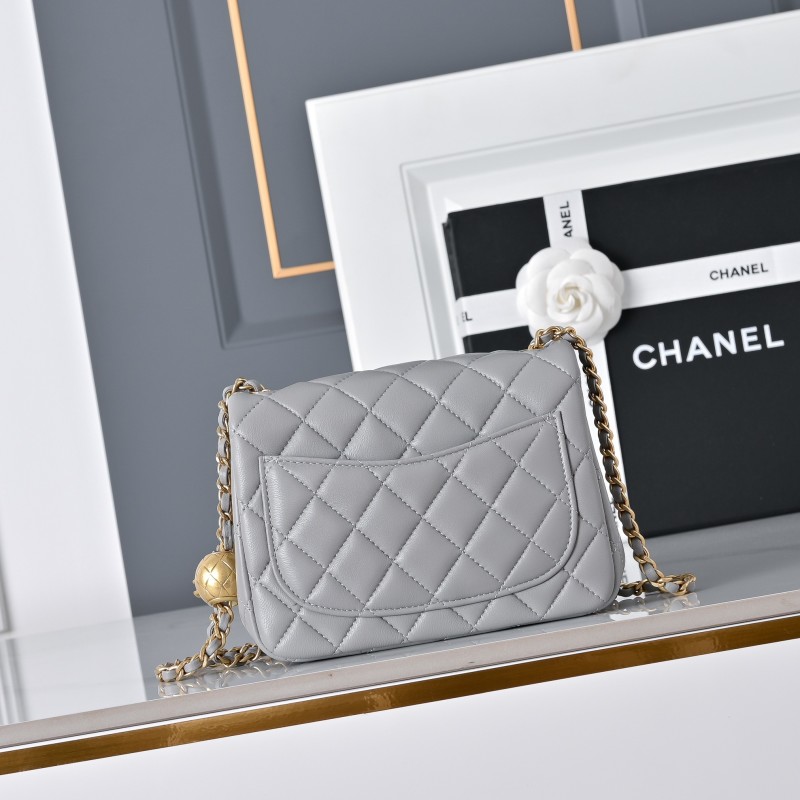 Серая стеганая сумка с золотой фурнитурой Chanel