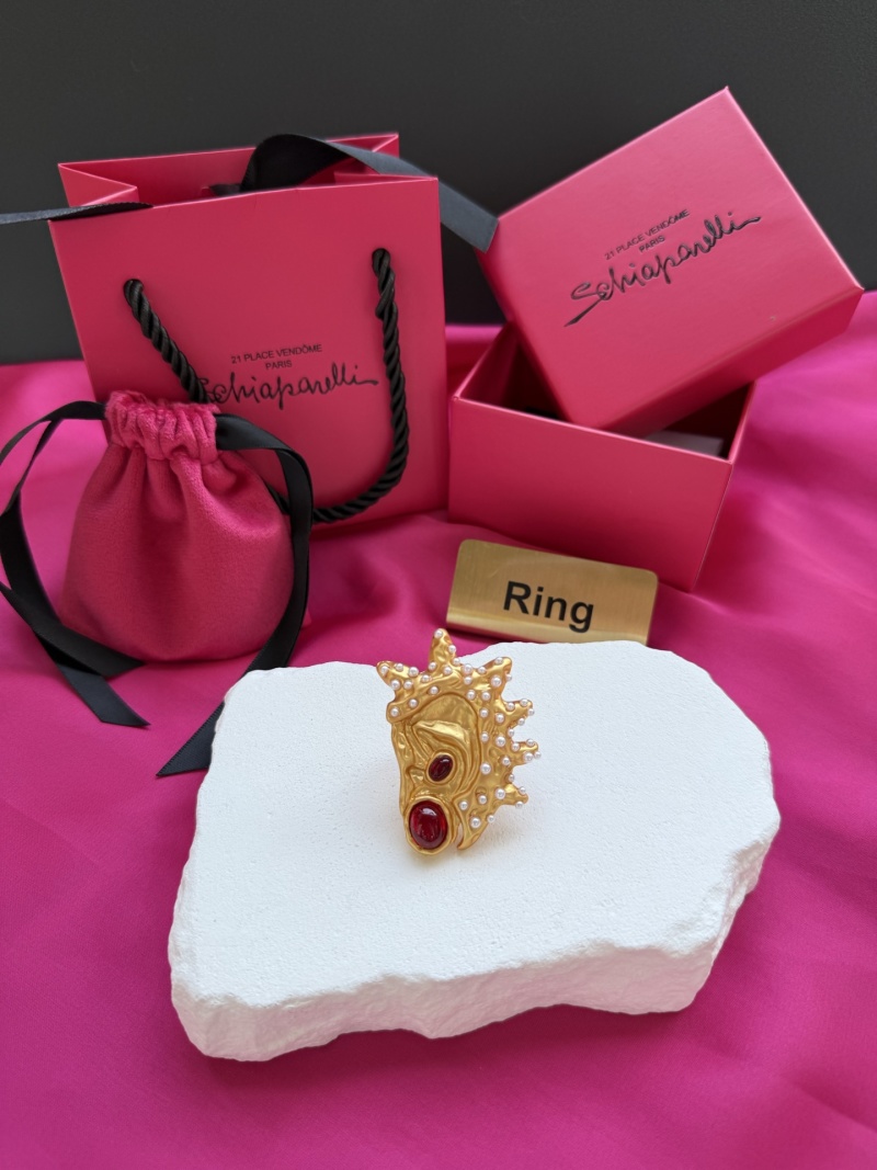 Золотистое кольцо с красными камнями и жемчугом Schiaparelli