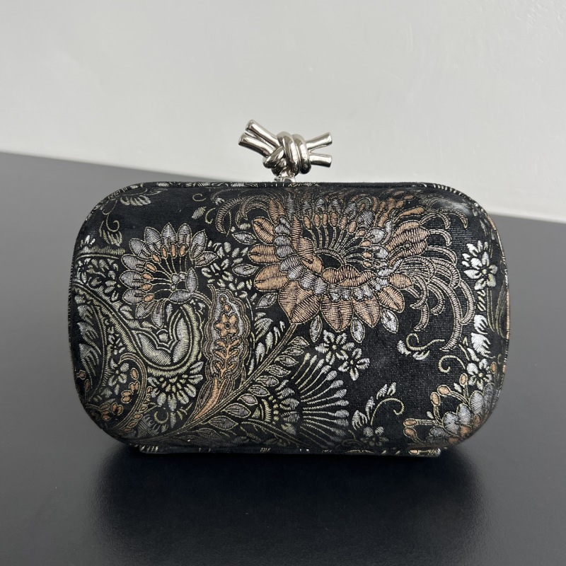 Вечерний клатч Bottega Veneta с цветочным орнаментом