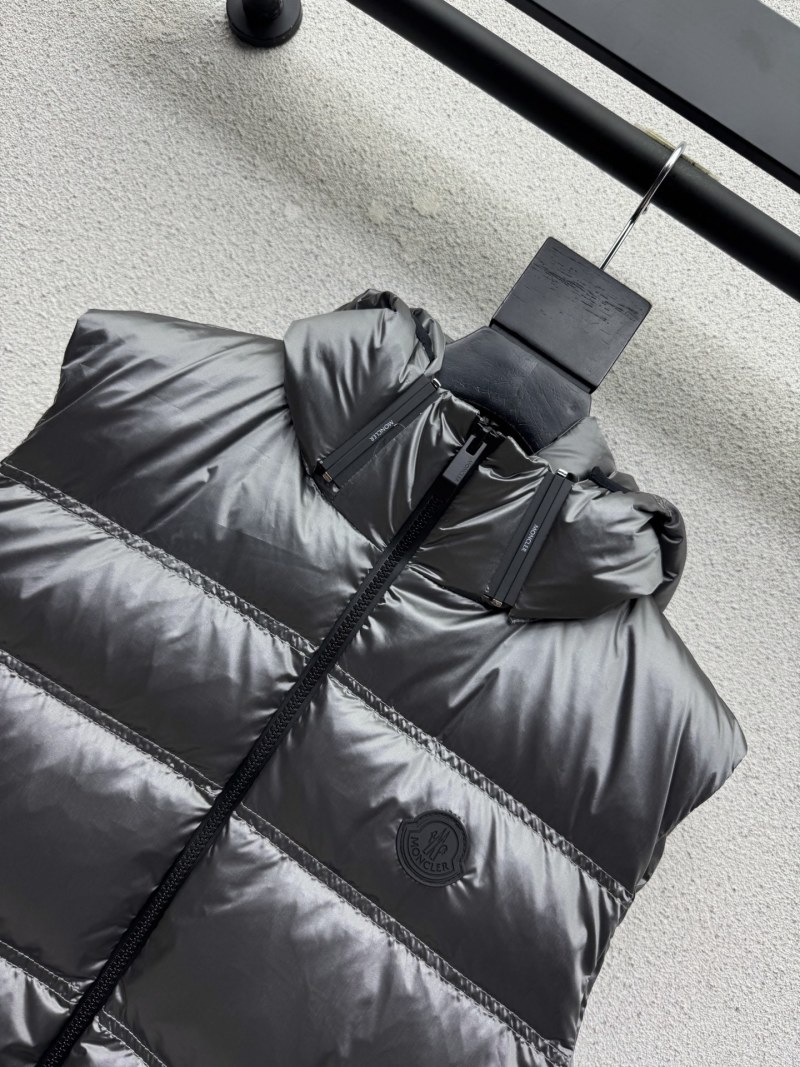 Жилет-пуховик с капюшоном Moncler