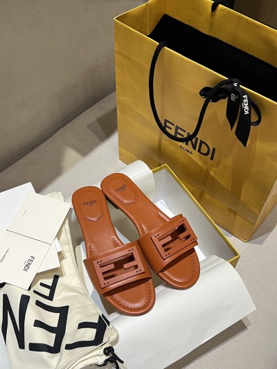 Шлёпанцы Fendi