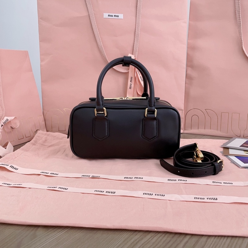 Миниатюрная чёрная кожаная сумка с логотипом и ручками Miu Miu