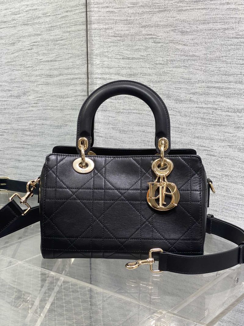 Черная сумка Dior Lady Dior с золотой фурнитурой